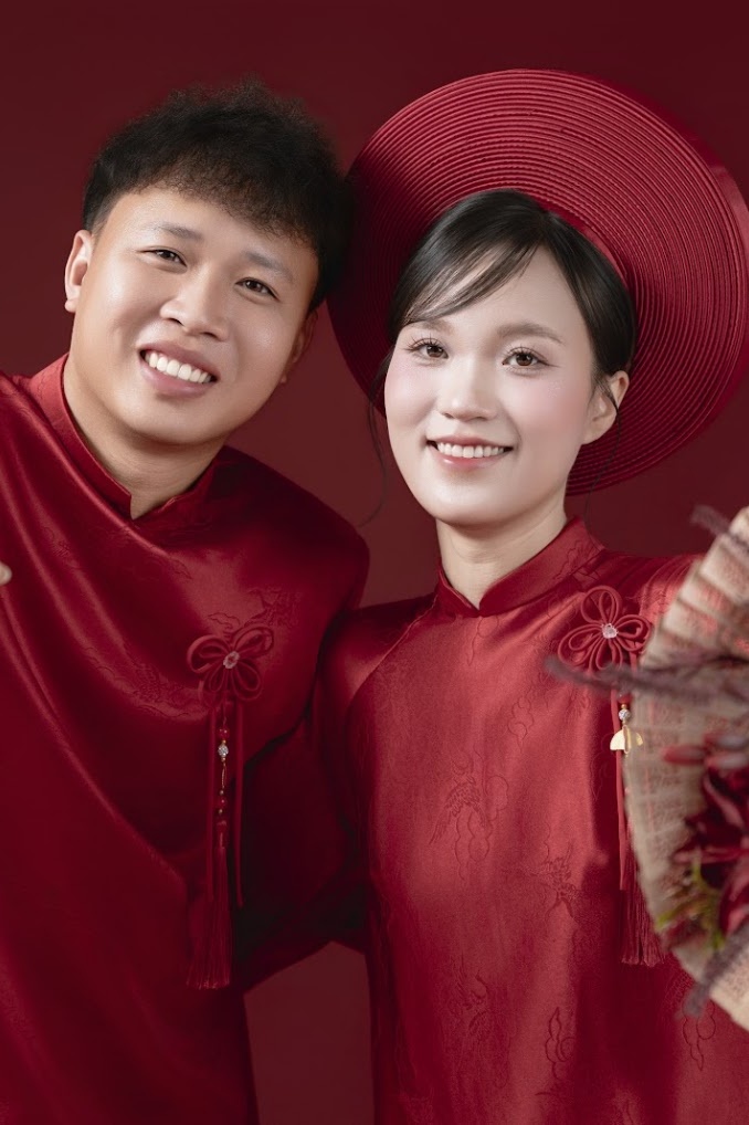 Nét đẹp rạng ngời trong trang phục truyền thống đỏ thắm